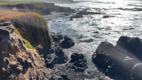 Tiro-Inclinado-De-Un-Día-Brillante-En-La-Costa-Del-Pacífico-En-La-Autopista-Uno-En-El-Norte-De-California