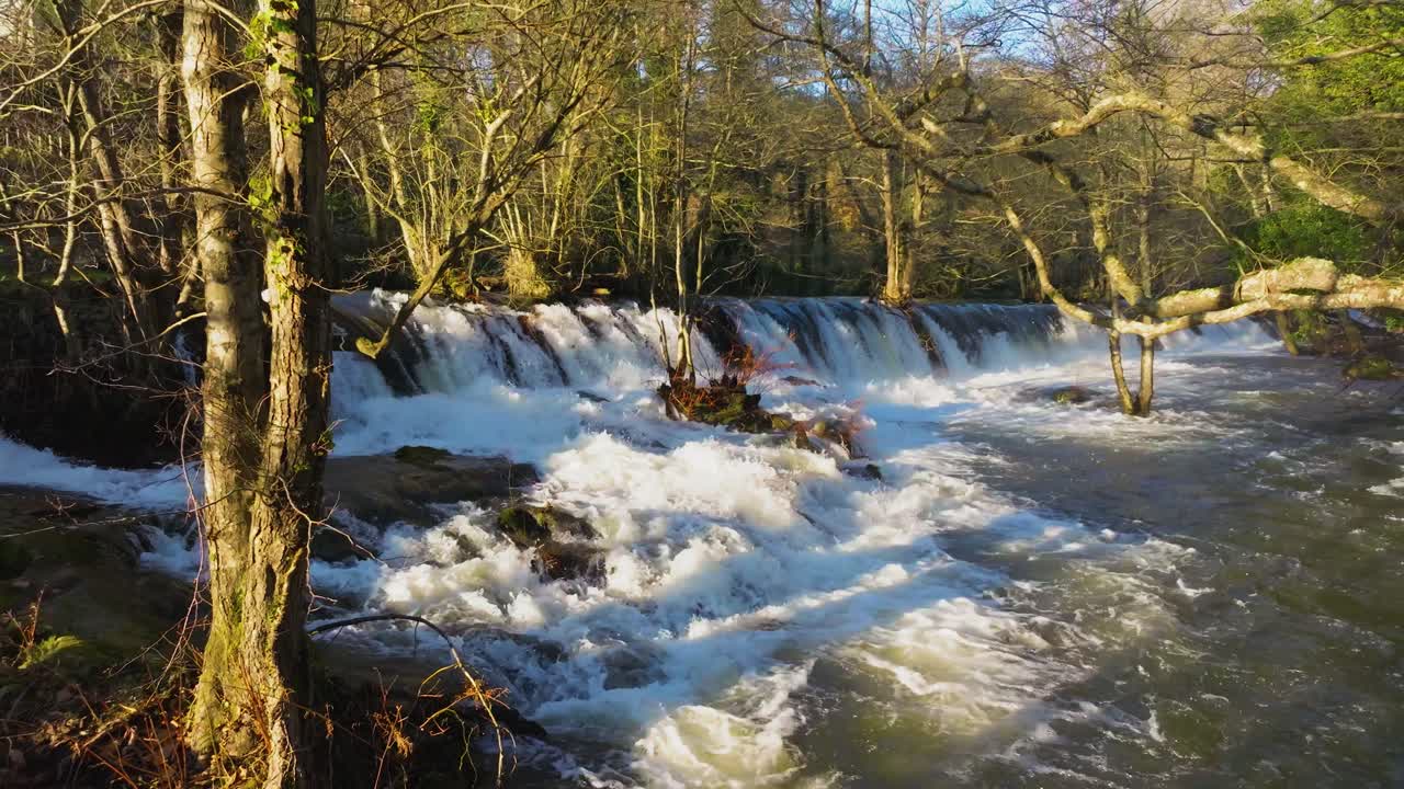cataratas en el río eume en verano en galicia, españa