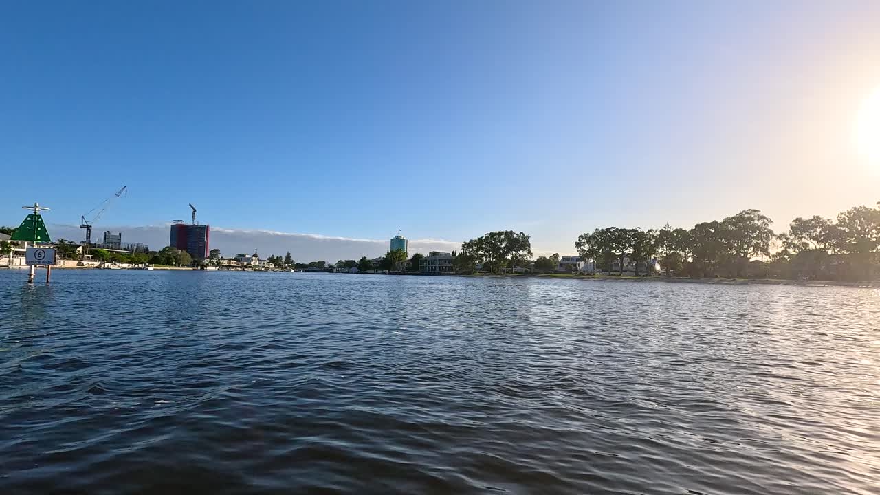 은 하늘을 가진 도시 강 풍경