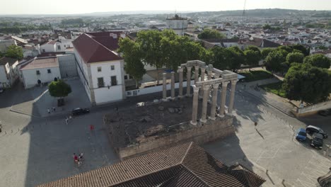 vista circular aérea sobre la plaza con un antiguo templo romano en el medio