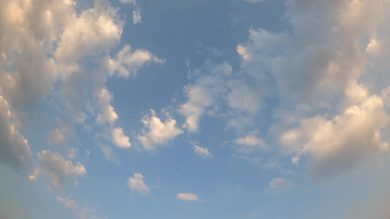 푸른 하늘과 구름, 아름다운 하늘과 태양, 구름을 배경으로 한 하늘, 구름과 날씨, 자연, 구름, 파란색.