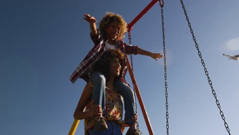 Madre-E-Hijo-Divirtiéndose-En-El-Patio-De-Recreo