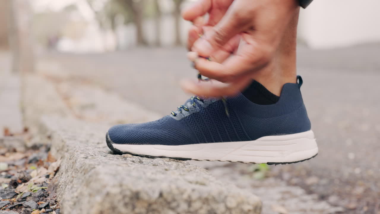 남자 달리기 선수 는 달리기 전 에 신발 의  ⁇  을  ⁇ 는다