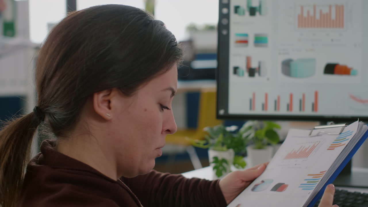 mujer de negocios con discapacidad que trabaja para un proyecto de fecha límite