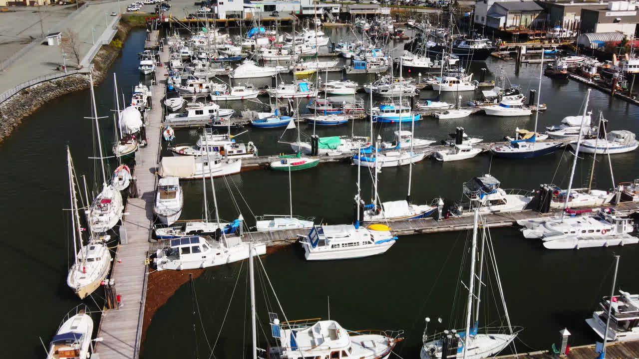 Port Alberni Marina med fiskebåtar och yacht under dagtid på Vancouver Island, BC, Kanada