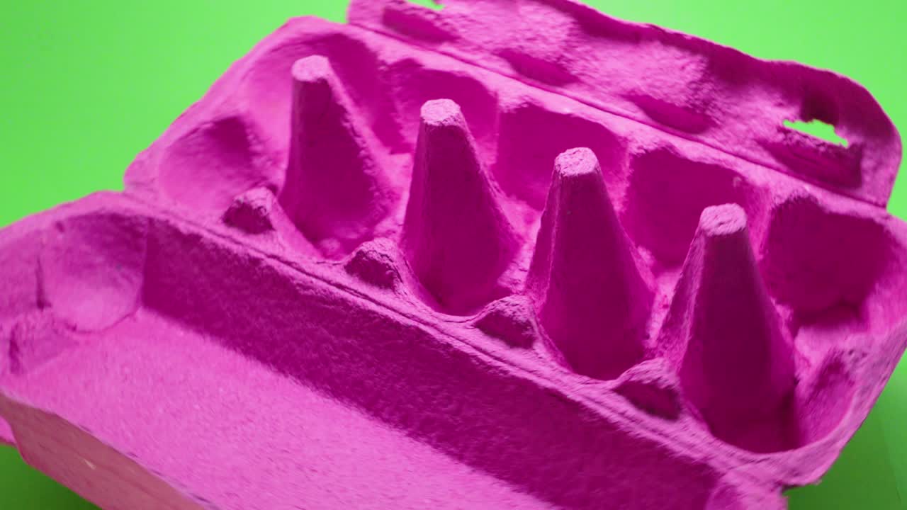 embalaje creativo para huevos clave de croma aislada.concepto de seguridad en movimiento