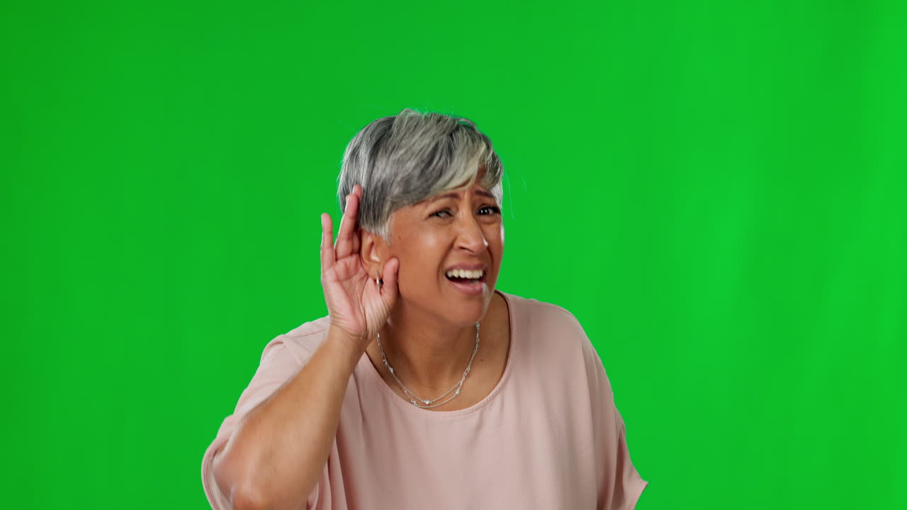 escuchando, escuchando y mujer mayor en la pantalla verde