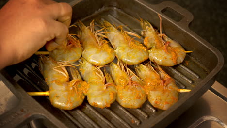 camarones a la parrilla en pinchos