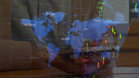 Animación-De-Datos-Financieros-Y-Mapa-Mundial-Sobre-Manos-De-Un-Hombre-Birracial-Usando-Un-Teléfono-Inteligente