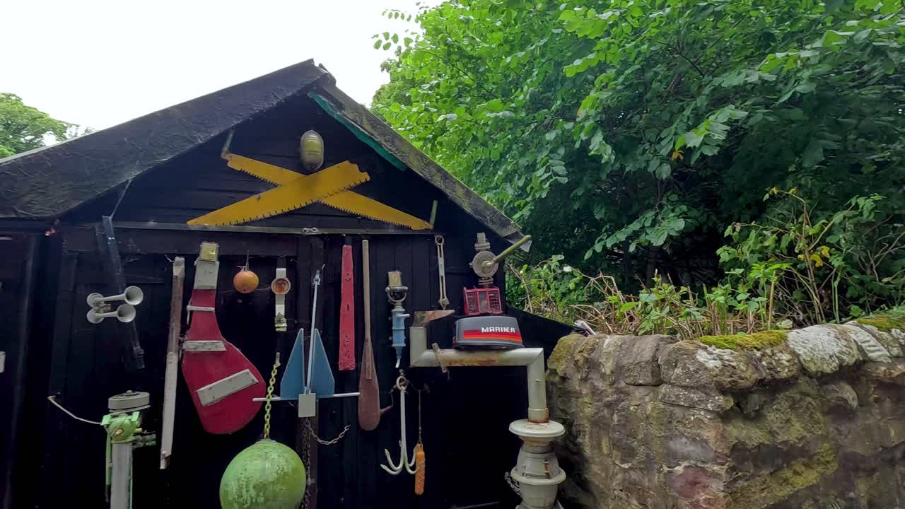 여러 가지 매달린 물건 으로 장식 된 창고