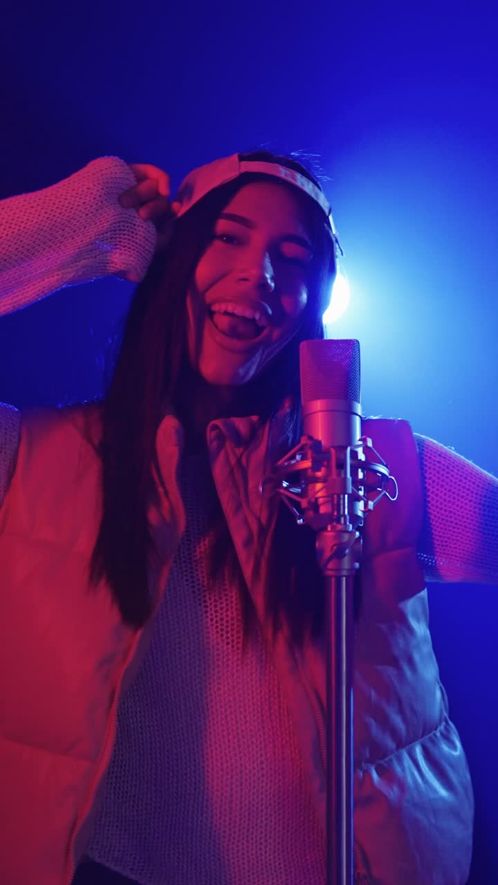 mujer cantando en un micrófono