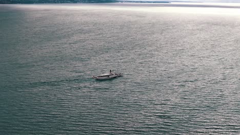 Die-Lac-Leman-Fähre-überquert-Den-Genfersee-In-Richtung-Lausanne-In-Der-Schweiz-Auf-Offenem,-Ruhigem-Wasser