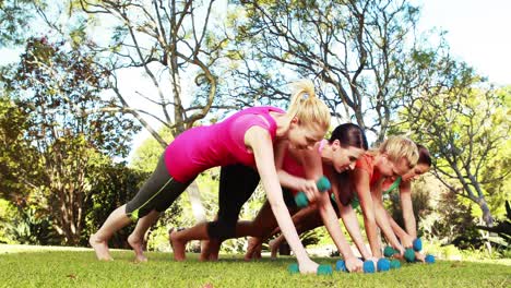 Mujeres-Haciendo-Ejercicio-Con-Mancuernas