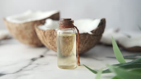 aceite de coco en una botella pequeña
