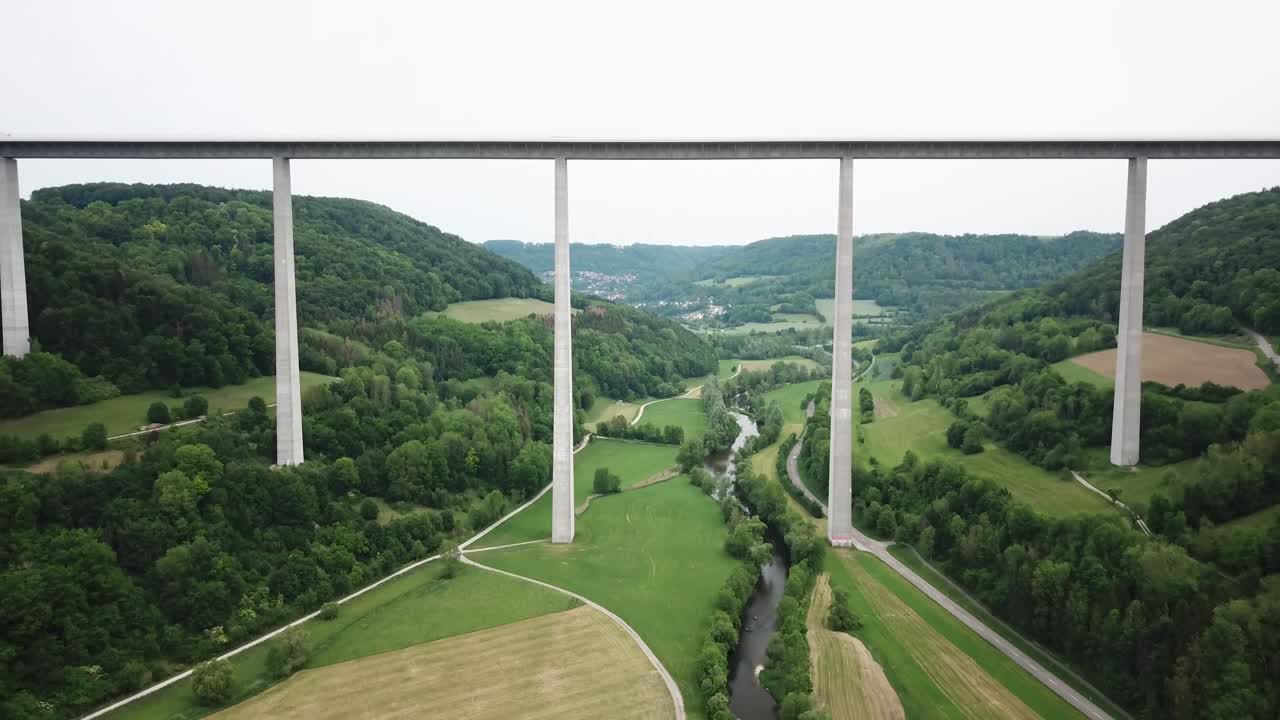 kocher viaduct, braunsbach, baden-wurttemberg, germany의 공중 풀백 보기