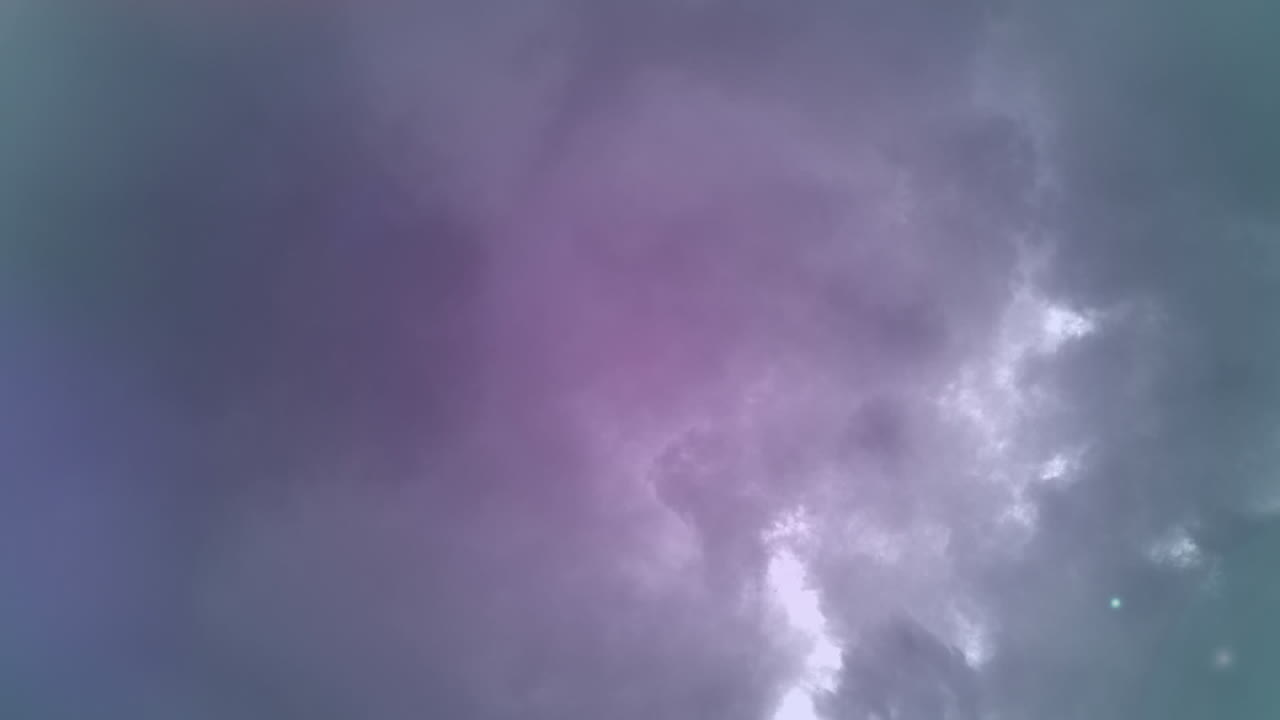 animación de nubes con tormenta eléctrica y colores