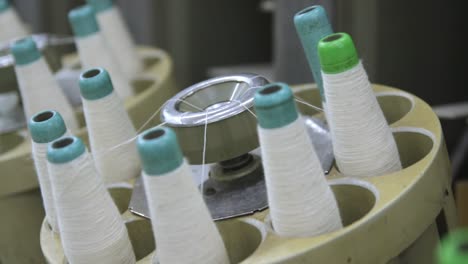 hilo de algodón hilado en una máquina de hilar en una fábrica textil