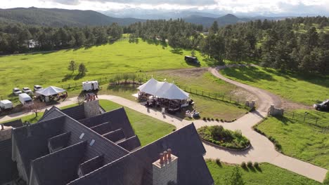 Hermosa-Vista-Aérea-De-La-Tienda-De-Campaña-Para-Fiestas,-Reunión-De-Bodas-Sobre-La-Mansión-De-Piedra-Gris-En-Colorado