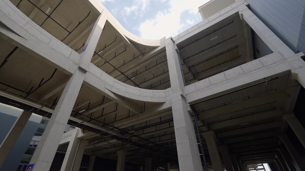 rampa exterior de un gran centro de distribución de almacenes