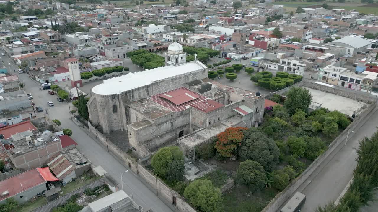 templo en el centro de copandaro, michoacan con drone