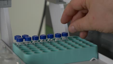 procedimiento de laboratorio con viales y equipos