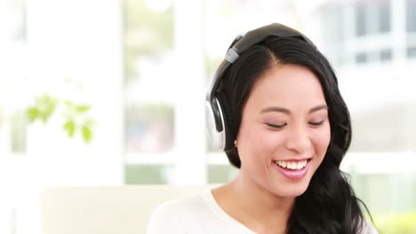 Casual-asian-businesswoman-working-at-desk