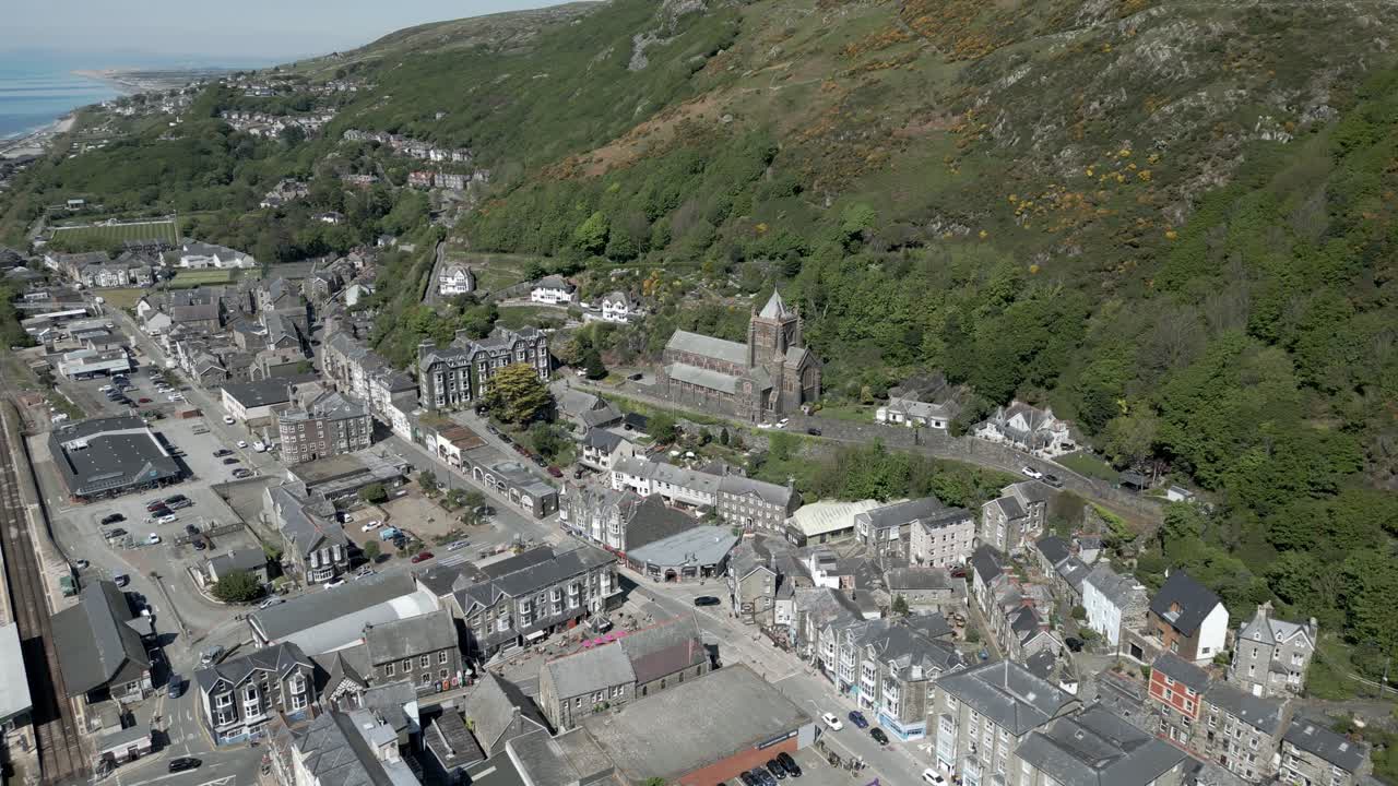 Barmouth Galles Chiesa di St. John Vista Aerea Città Costiera.