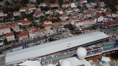 Passagiere-Auf-Dem-Deck-Eines-Luxuskreuzfahrtschiffes-Liegen-Im-Terminal-Im-Hafen-Gruz,-Dubrovnik