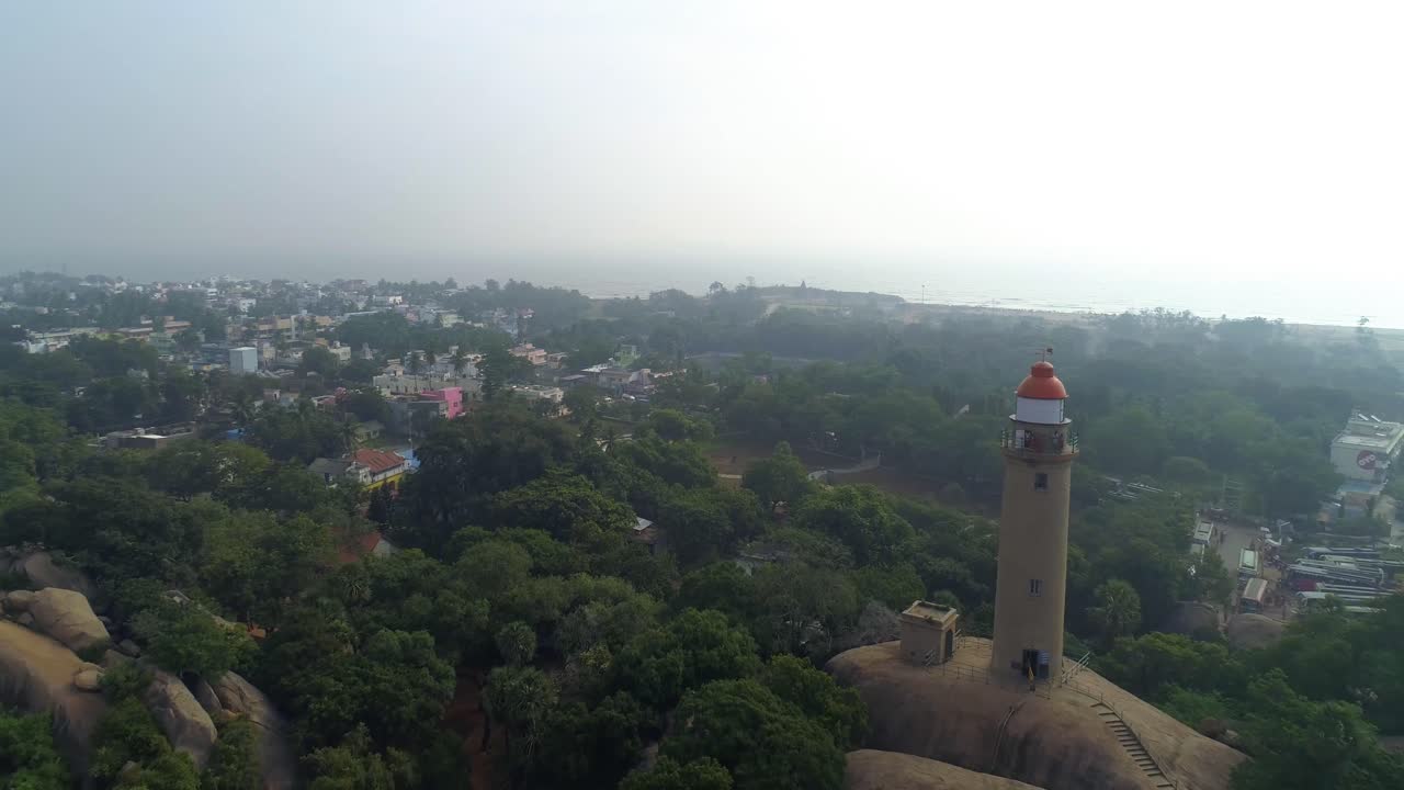 faro de mamallapuram situado entre los famosos templos de la era pallava cortados en roca, vista aérea tomada con drones phantom 4 pro 4k