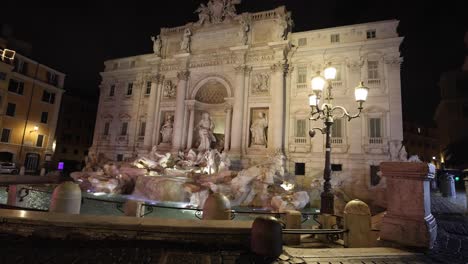 Rom-Nacht-Trevi-brunnen-Seite-Weitwinkelaufnahme