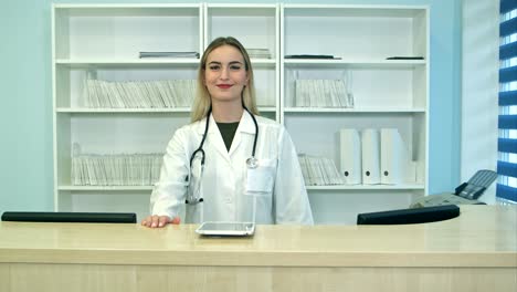 una doctora sonriente con un estetoscopio en la recepción.