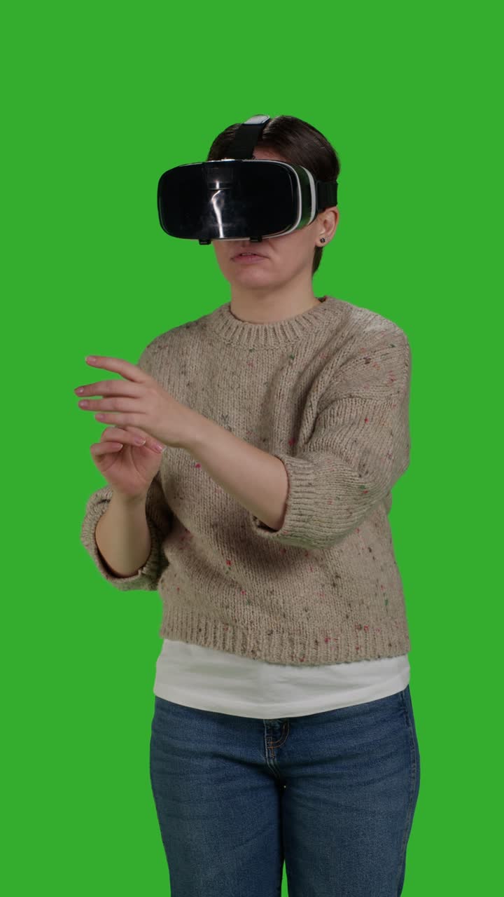 Video verticale: primo piano frontale di una persona moderna che si diverte con gli occhiali VR