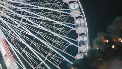 Noria-Iluminada-Con-Luz-Led-En-El-Mercado-De-Navidad-En-Maastricht-Atracción-Nocturna-De-Vacaciones