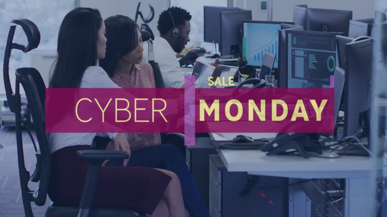 Animation des Textes 'Cyber Monday' über vielfältigen Kollegen, die im Büro die Arbeit besprechen.