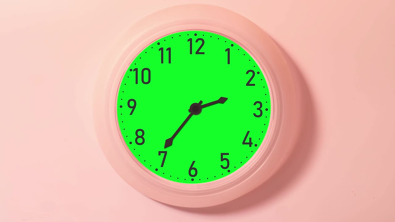 Orologio da parete con schermo verde.