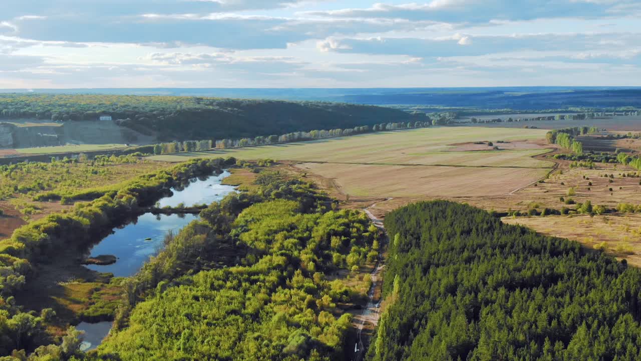 과 숲 이 있는 강 계곡 의 공중 사진
