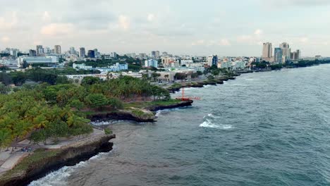 Paseo-Del-Malecón-Y-La-Avenida-George-Washington,-Soleado-En-Santo-Domingo---Vista-Aérea