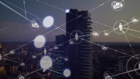 animación de una red de iconos digitales y puntos brillantes contra una vista aérea del paisaje urbano.