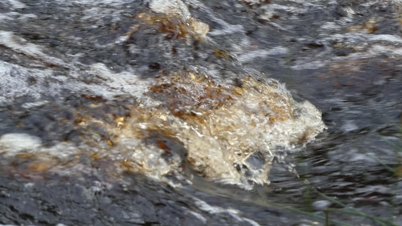 тихие осенне-зимние леса с мягким ручьем, извилистым над скалами, формирующим небольшие водопады