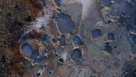 évents de vapeur des bassins de boue dans la péninsule de reykjanes, islande