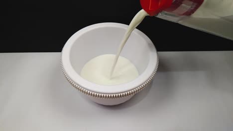 verter leche en la sartén para hacer helado