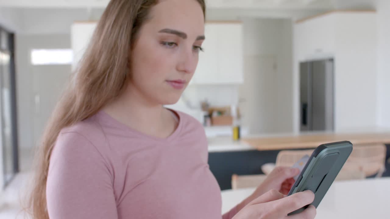 retrato de una mujer caucásica feliz usando un teléfono inteligente en cámara lenta