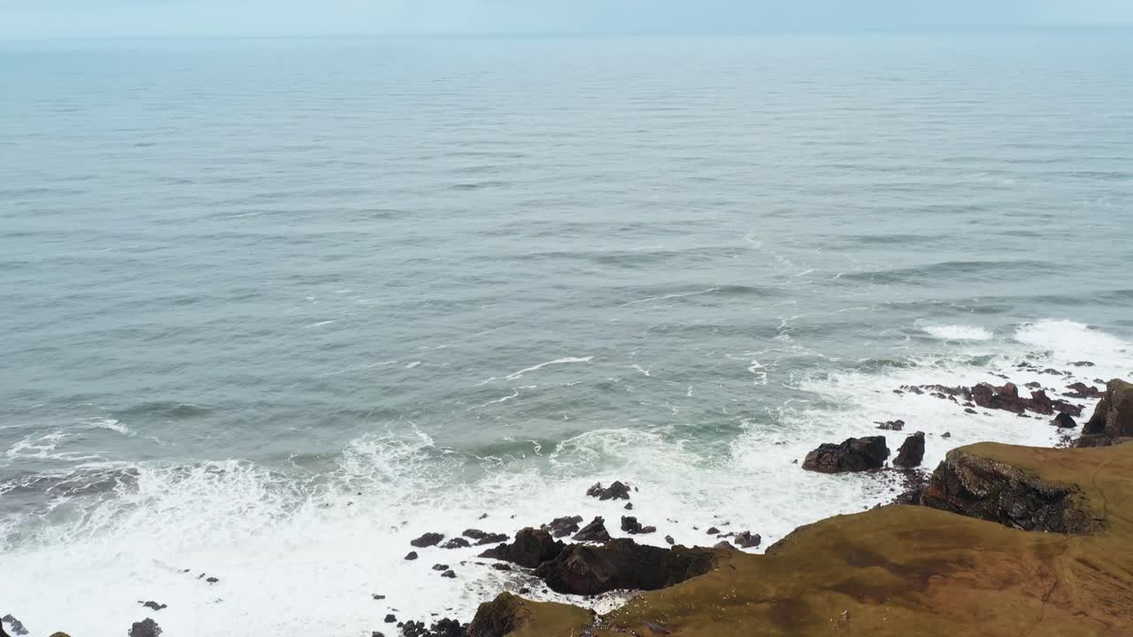 Ripresa con drone con panoramica dalla brughiera all'Oceano Atlantico sull'Isola di Lewis