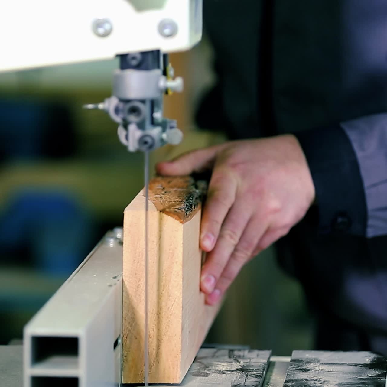 aserrar una tabla de madera con una sierra