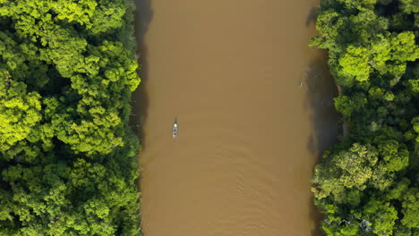 Overhead-Drohne-Aufnahme-Eines-Fischerbootes-In-Einem-Fluss-In-Guyana