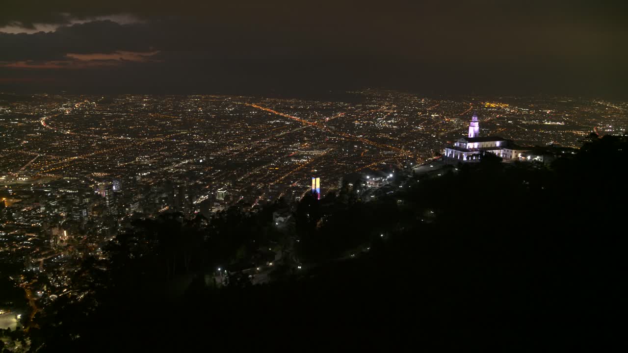 fotografía de avión no tripulado de la iglesia de monserrate con vistas a la ciudad de bogotá, colombia