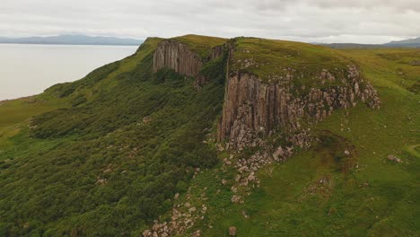 Antena-De-Acantilados-Cerca-De-La-Famosa-Falda-Escocesa-En-La-Isla-De-Skye,-Escocia