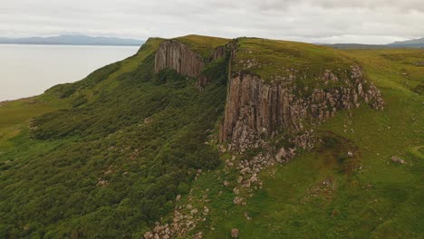 aerial de los acantilados cerca de la famosa roca kilt en la isla de skye, escocia