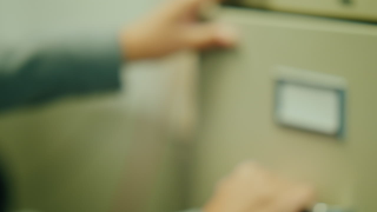 서류 캐비넷 서랍 열기