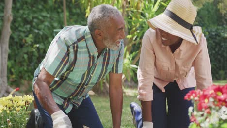 Vater-Und-Tochter-Arbeiten-An-Einem-Sonnigen-Tag-Im-Garten